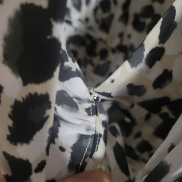 Cabi Leopard print wrap style roushing on sleeve top size small - Picture 7 of 14